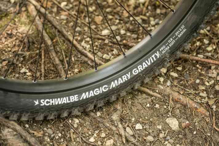 Volle Hütte: Auch am Vorderrad sitzt ein stabiler Gravity-Reifen, obendrein mit weichem Ultrasoft-Gummi.