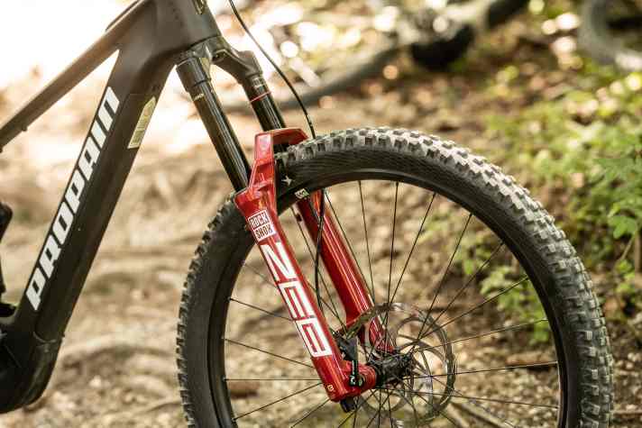 An absolute rarity in this price range: the top Rockshox ZEB Ultimate fork.