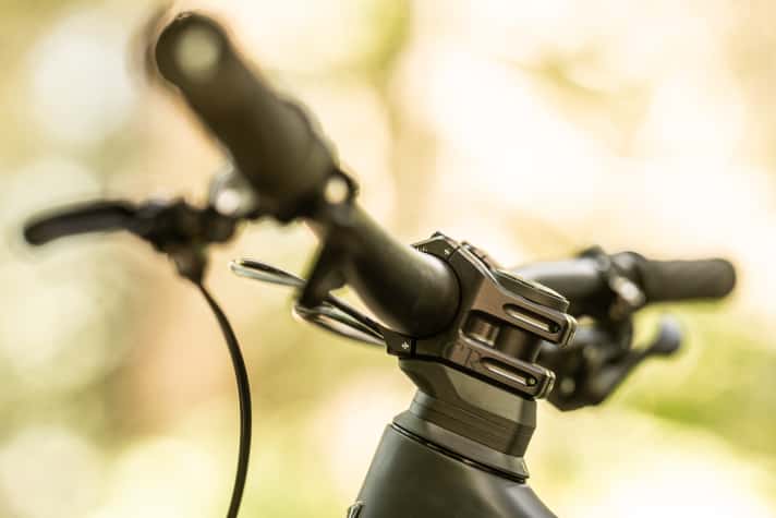 Die Züge laufen durch den Steuersatz ins Innere des Rahmens. Die Lösung mit den hauseigenen Spacern ist besonders clean.