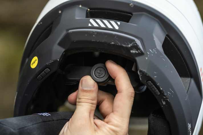 Hinten lässt sich der Strayer klassisch per Drehrad anpassen. Leider verkratzt die Beschichtung recht schnell.