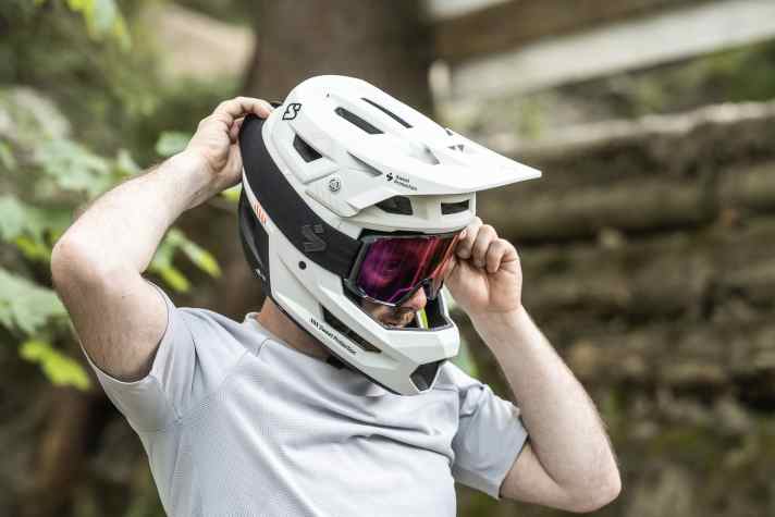 Auf meinem leicht länglichen Kopf sitzt der Helm wie angegossen.