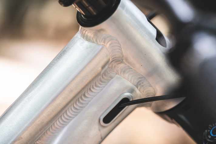 Bei Grin weiß man, was Biker wollen: Ausgeprägte Schweißnähte prägen den Enduro-Rahmen des One.