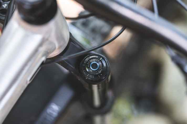 On our test bike, high-end suspension elements from Rockshox give the Grin One numerous adjustment options. There are currently no complete bikes available. If you want to own a Grin, you have to build up the frameset.