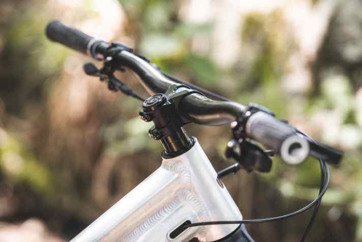 Despite the good stack value and spacers, we wished for a higher handlebar with a little more flex on the Grin One test bike.