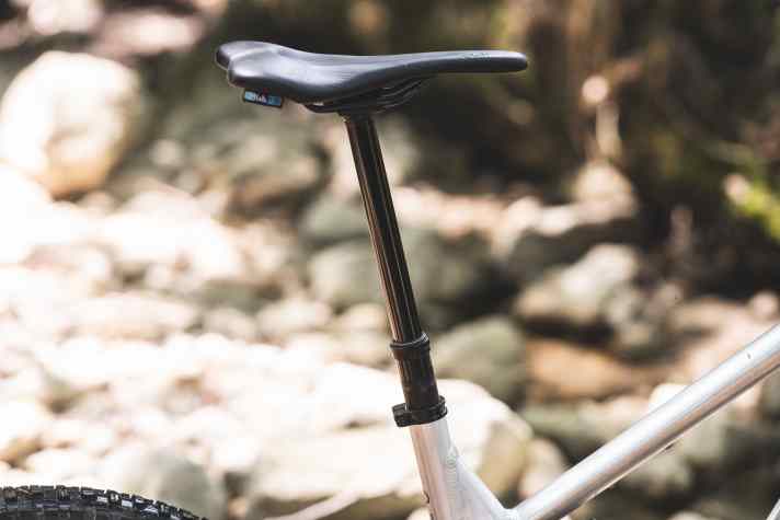 Grin kombiniert ein kurzes Sitzrohr mit einem langen Sattelstützen-Hub. Die One-Up-Dropper-Post an unserem Testbike besitzt 210 Millimeter Verstellbereich.