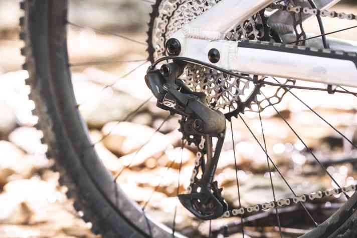 Im Custom-Aufbau des Grin One sortiert eine mechanische Sram GX Schaltung die Gänge auf einer Garbaruk-Kassette.