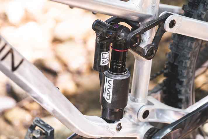 Im Test-Trimm kommt das Grin One mit standesgemäßen 165 Millimetern Federweg aus einem Rockshox Vivid Air Ultimate Dämpfer. 160 oder 150 Millimeter Knautschzone wären mit kürzeren Federbeinen möglich.