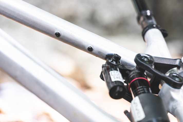 A spare inner tube or tools can be attached under the top tube of the Grin One.