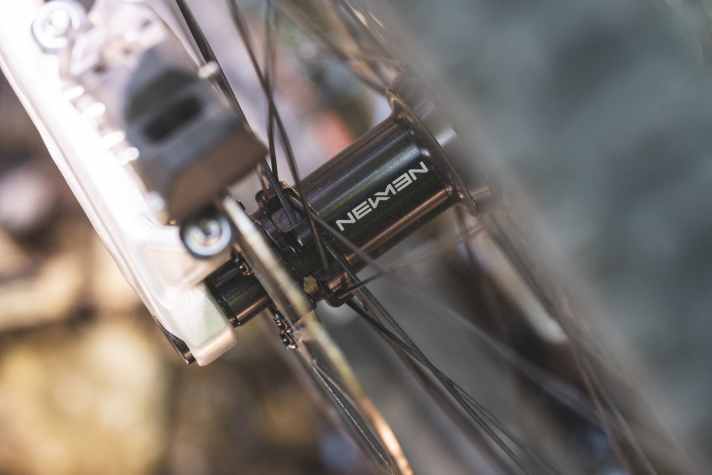 Leichte Alu-Laufräder aus dem Hause Newmen bescheren dem Last Coal trotz robuster Reifen verhältnismäßig gute Werte bei der Laufradbeschleunigung.