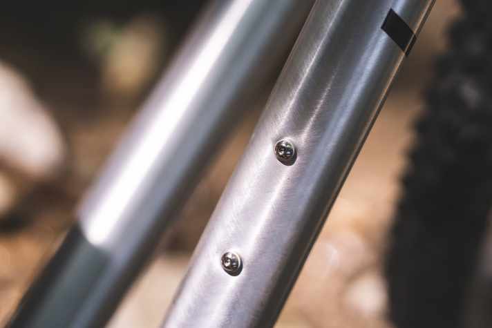 In addition to the brushed aluminium look, the frame of the Last Coal is also available in anodised colours or even in a custom design.