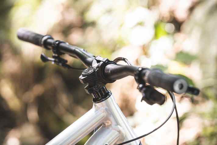 Last relies on the stem and handlebars from Reverse. The cockpit height is well chosen for enduro use.