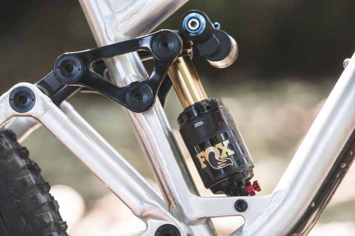 Durch den Austausch der Umlenkwippe lässt sich der Rahmen des Last Coal vielfältig anpassen. Im Online-Konfigurator kann die Ausstattung individualisiert werden. Unser Testbike kommt mit Fox Float X2 Luftfederdämpfer.