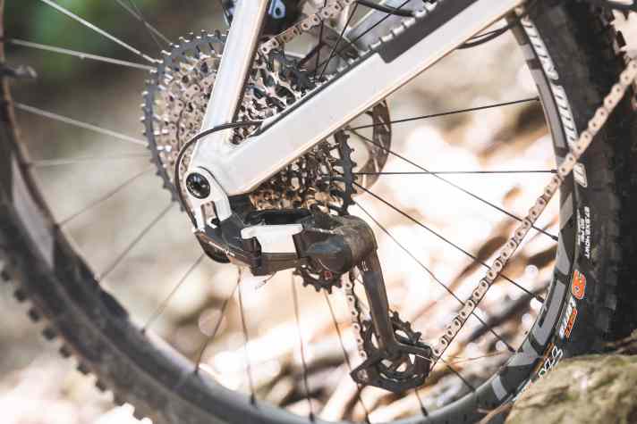 The Sram Eagle 90 Transmission shifting system sorts twelve gears on the Last Coal and is actuated mechanically via a cable.