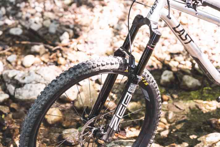 The head tube of our test bike contains a Rockshox ZEB Ultimate with 170 millimetres of travel. The frame of the Last Coal is also prepared for a fat 180 mm fork.
