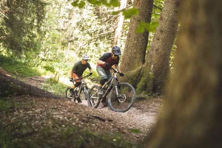 Für zwei großkalibrige Enduros lassen sich die Kontrahenten noch gut bergauf treten im Uphill hat das Last die Nase leicht vorne.