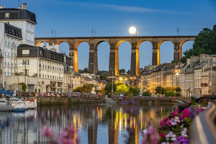 Atmospheric city view: the harbour of Morlaix, with the 62-metre-high viaduct in the background.