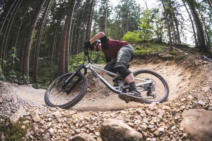 Der Lenkwinkel fällt an beiden Enduro-Bikes gleich aus und liegt bei artgerecht-flachen 63 Grad.