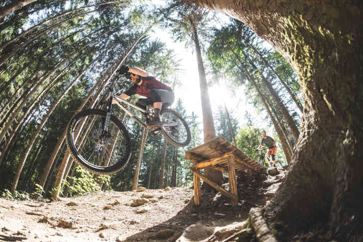 Send it! Mit dem Last Coal und dem Grin One stellen sich zwei ausgewachsene Enduros mit Aluminium-Rahmen dem BIKE-Testduell.