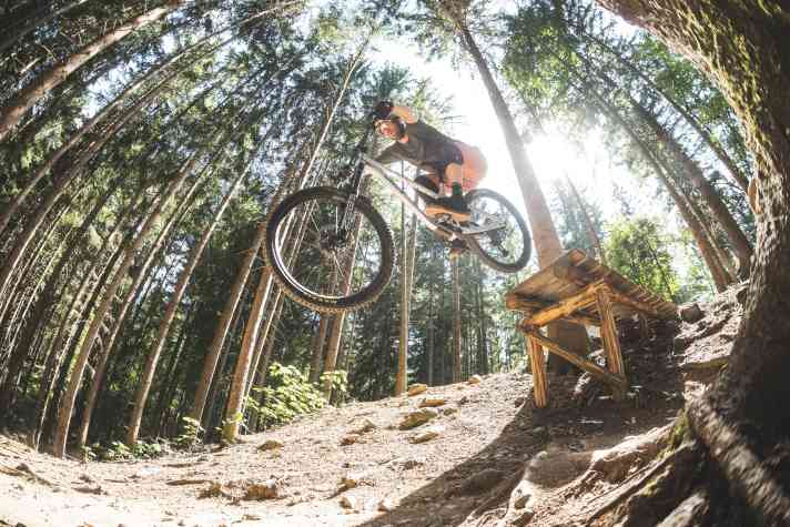 Lass fliegen: Das sportliche Fahrwerk des Grin One animiert zu einem aktiven Fahrstil, ist für ein Enduro aber weniger komfortabel.
