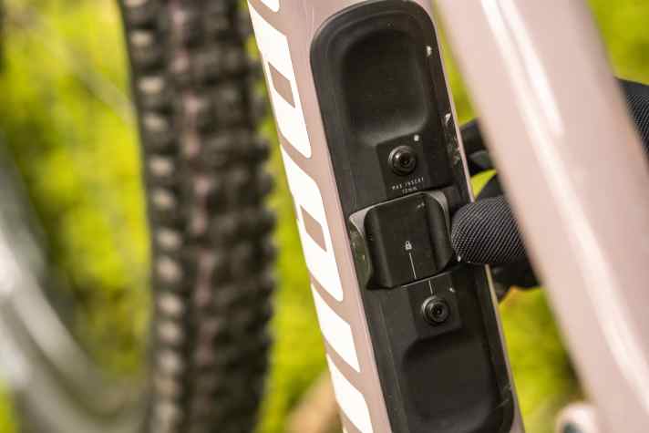 The slide lock is easy to operate and has been adopted from the Terrel CF gravel bike.