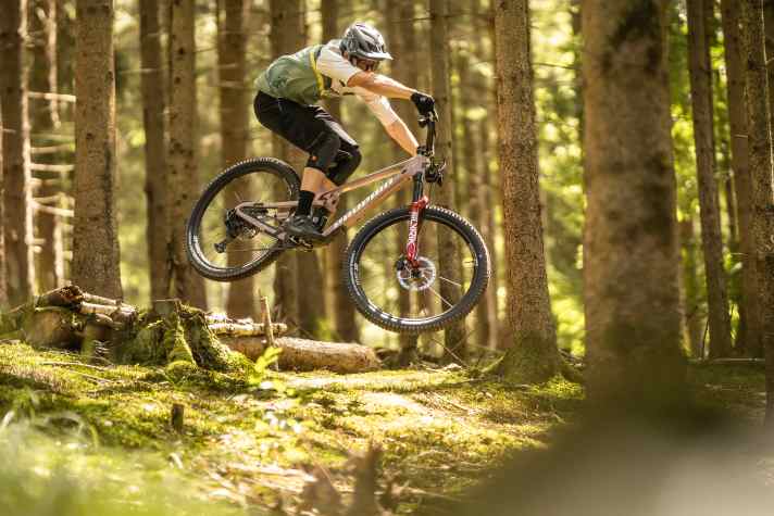 The Propain Hugene combines great drive with short suspension travel.