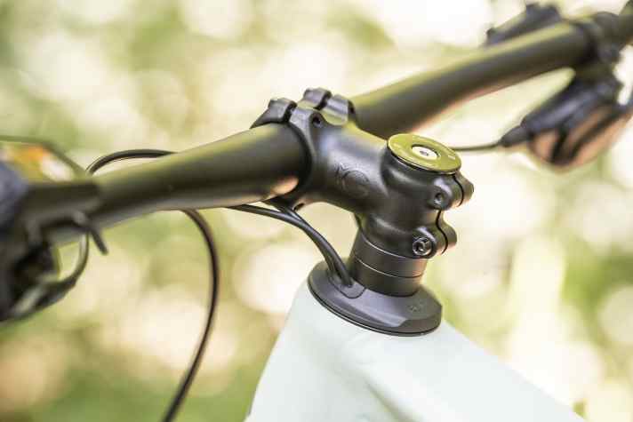 Flat handlebars, stem with a negative angle - this lowers the cockpit, despite the spacers under the stem. Unusual on classic E-MTBs in this suspension travel class.