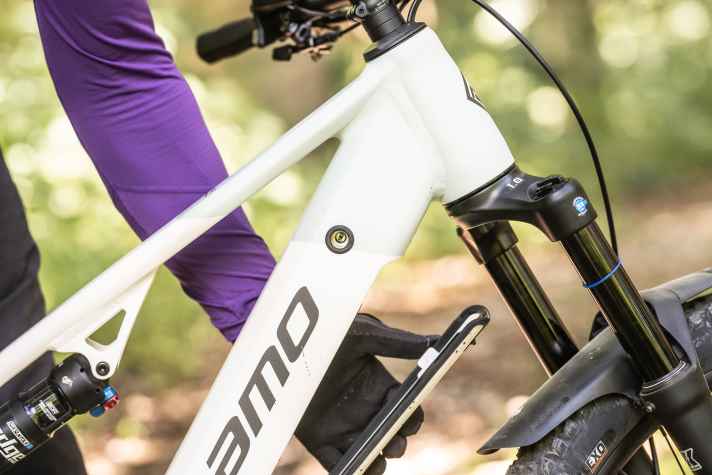 The battery is secured with a lock and can be easily folded forwards out of the down tube. Choice of 600 or 800 Wh.