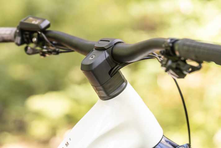 The weld seams in the head tube area are smartly polished. The integrated cable routing also gives the bike a clean look - but also has disadvantages and the potential to get on your nerves when screwing.