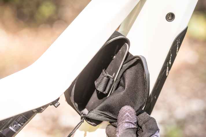 Et voilà: Die Tasche bietet Platz für Schlauch und Mini-Tool. Geschützt vor Dreck!