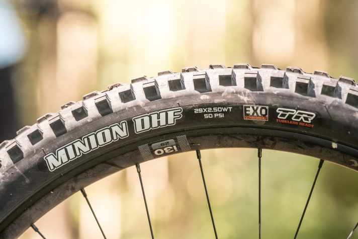 The thin Exo tyres are somewhat undersized for a trail-oriented E-MTB in this weight class.