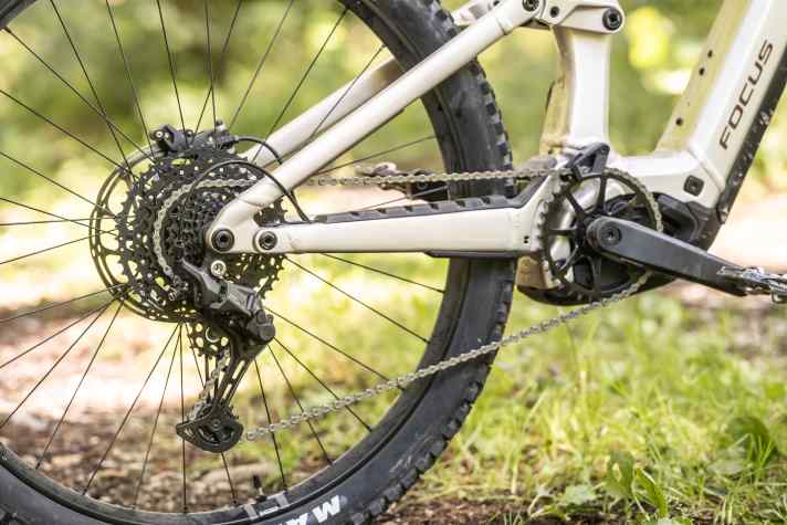 Shimano's Cues 6000 only has 10 gears and therefore a limited range of 436 per cent. Both Focus and Megamo rely on the favourable gear system.