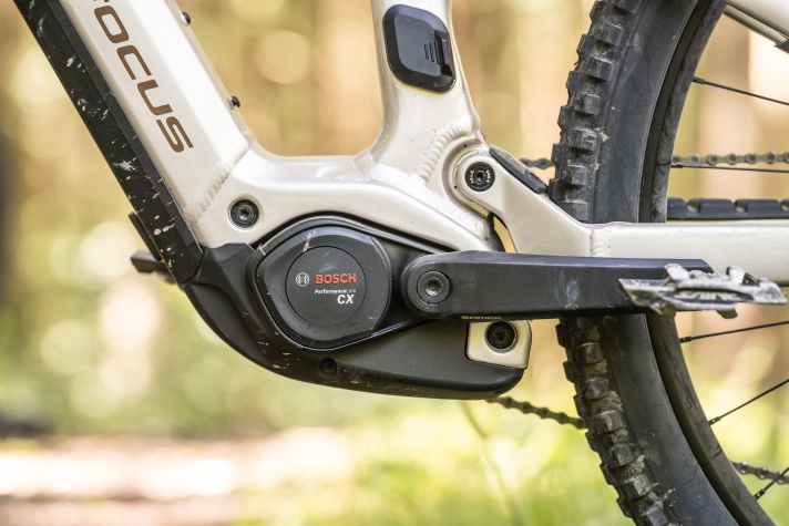 Boschs Performance CX (beide Bikes) ist mit dem neuen Modus EMTB+ top in schweren Anstiegen.