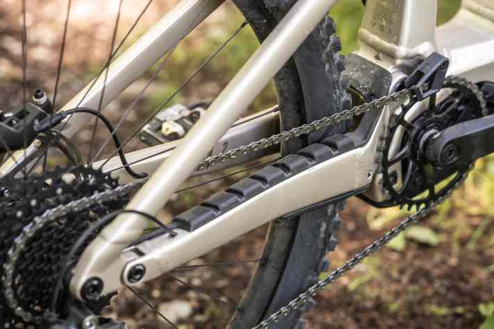 Vorbildlich gepolstert: Der großzügige Kettenstrebenschutz.