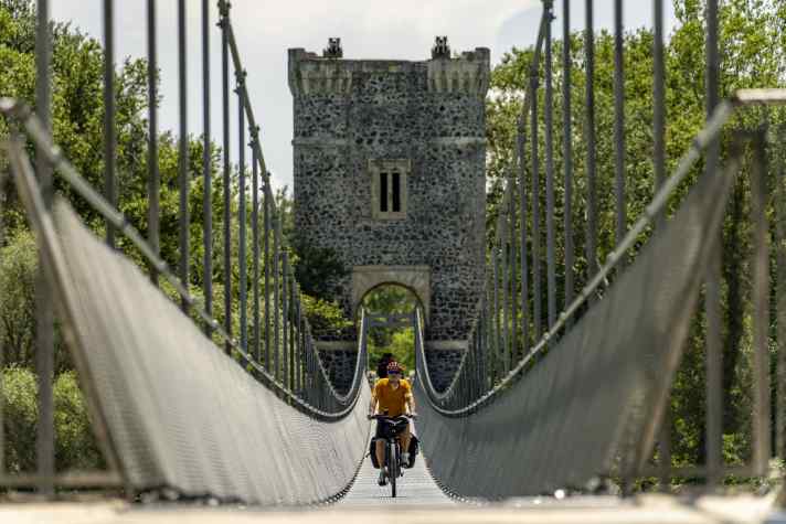 Die sehenswerte Hängebrücke bei Rochemaure ist Teil des Radweges Via Rhôna.