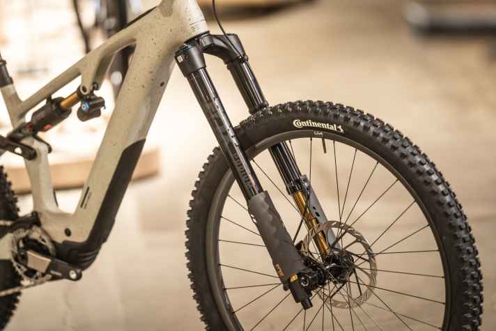 The top model with Fox Podium USD fork is only available in frame sizes M, L and XL. Only the two more favourable equipment variants are also available for S riders."