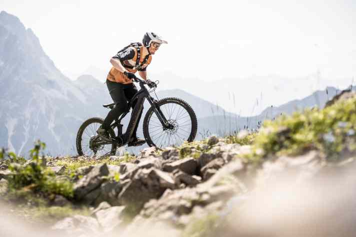 The Ryvon ST climbs superbly for a light eMTB. The very steep seat angle ensures ideal control.