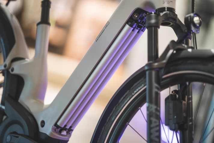 To ensure a generous range, the bike is fitted with an 800-watt-hour battery, which can be folded out of the down tube at the front using a key, in the traditional way.
