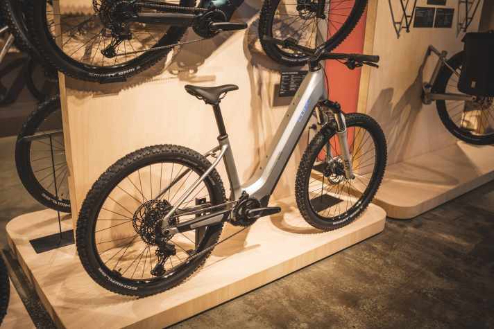 For maximum comfort, the Reaction Hybrid is also available as a step-through model, but then in all sizes with 27.5-inch wheels.