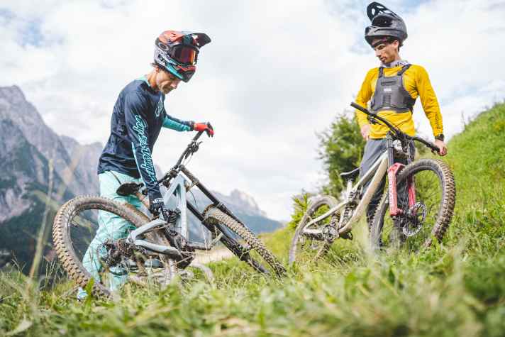 Ganz aus Carbon und mit einer aufwändigen High-Pivot-Kinematik: Die BIKE-Tester sind erstaunt wie viel Traktion das neue Sender erzeugt.