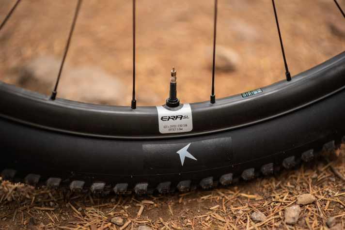 The carbon wheelset is designed to combine the best of both worlds: Efficiency, comfort and weight with the necessary stability for rough trails and alpine multi-day tours.