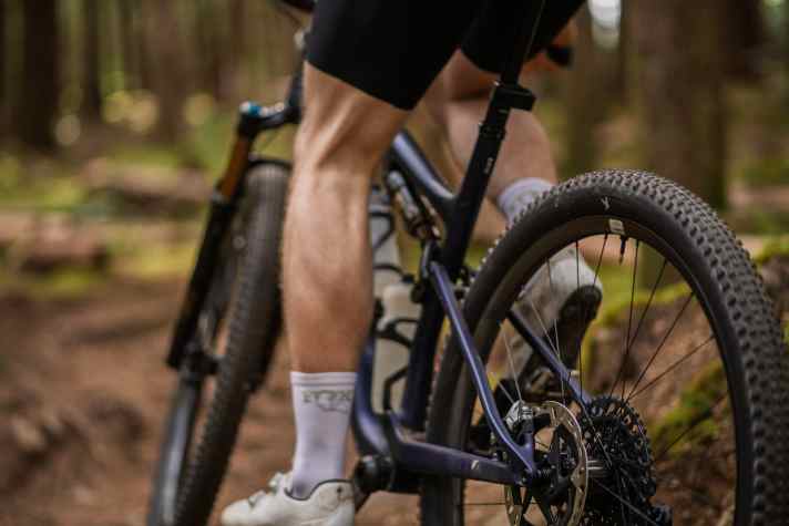 Laut Hersteller bietet die Era-SL-Felge 8,6 % mehr laterale Nachgiebigkeit als das Enduro-Pendant der Marke – und reduziert so Vibrationen und muskuläre Belastung, ohne dass dabei der Vortrieb verloren geht.