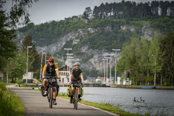 Along the Meuse, the EuroVelo 5 from Dinant to Namur rolls along at a relaxed pace against an impressive backdrop.