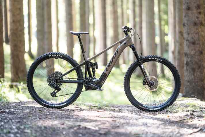 Pivot Shuttle AM Pro: Bosch CX R // 800 Wh (permanently installed) // 160/150 mm // 29 inch // 22.6 kg // 11,999 euros.