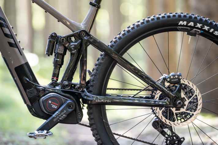 Naturally on board: a DW-Link rear triangle with virtual pivot point.