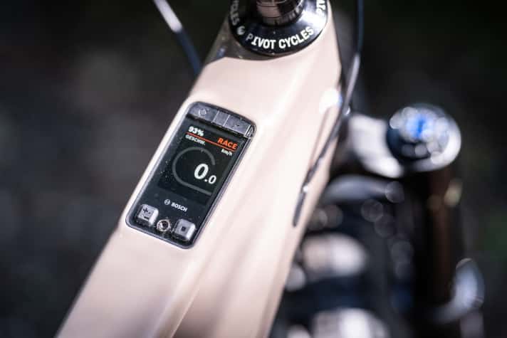 Das Einstiegsmodell bekommt den Systemcontroller, alle anderen das schicke Kiox 400 C im Oberrohr.