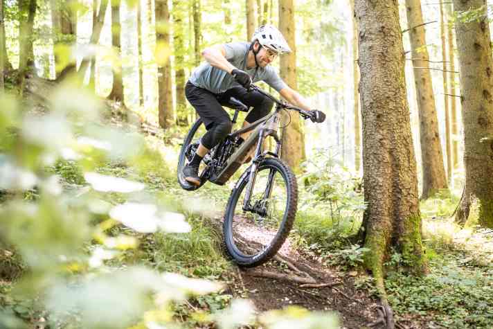 A fun downhill blast is the Pivot's favourite way to go. And the Shuttle AM is no exception.