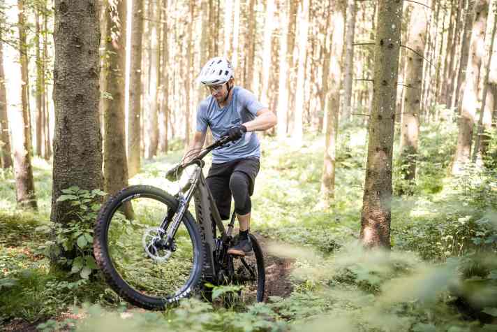 Mit 100 Nm und kurzen Kettenstreben will das Shuttle AM bergauf aktiv gefahren werden. Bei zu wenig Druck auf der Front macht es leicht den Power-Wheelie.