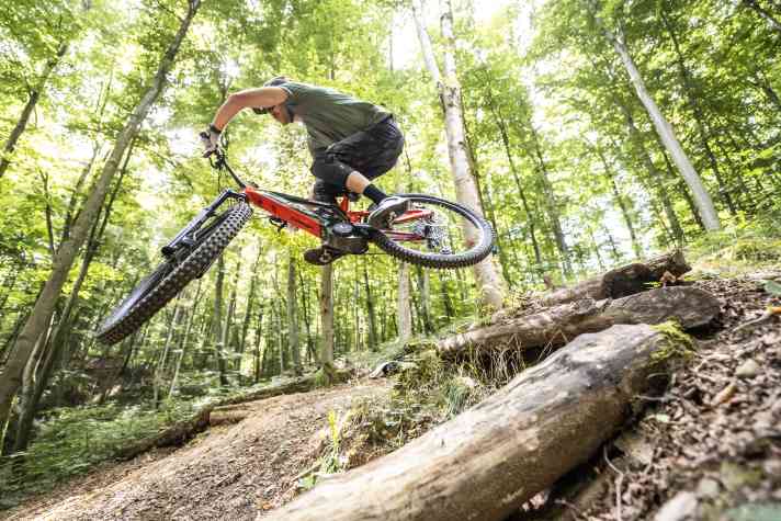 Der üppige Federweg, die ausgewogenen Proportionen von Hauptrahmen und Heck sowie der angenehm flache Lenkwinkel geben Sicherheit bei hohen Geschwindigkeiten, ohne die Spielfreude komplett der Laufruhe zu opfern.