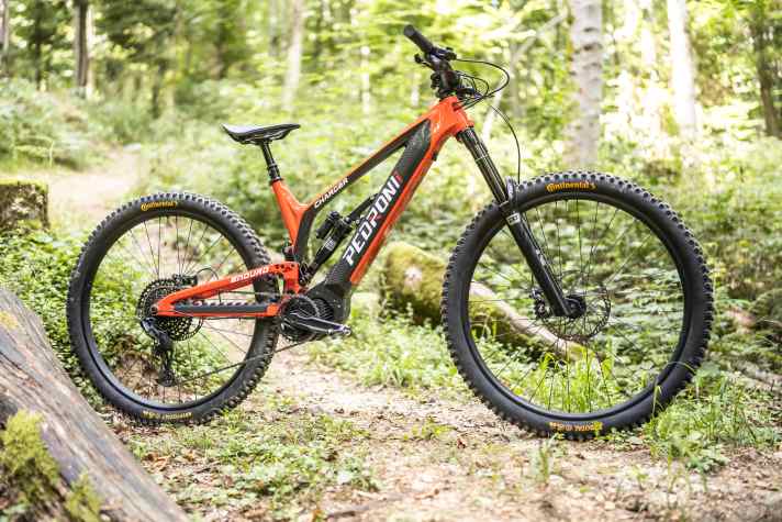 Feuerrot, exklusiv und rasend schnell? Das Pedroni Charger tritt an wie ein Ferrari fürs Gelände. Wir haben es auf Herz und Nieren getestet!