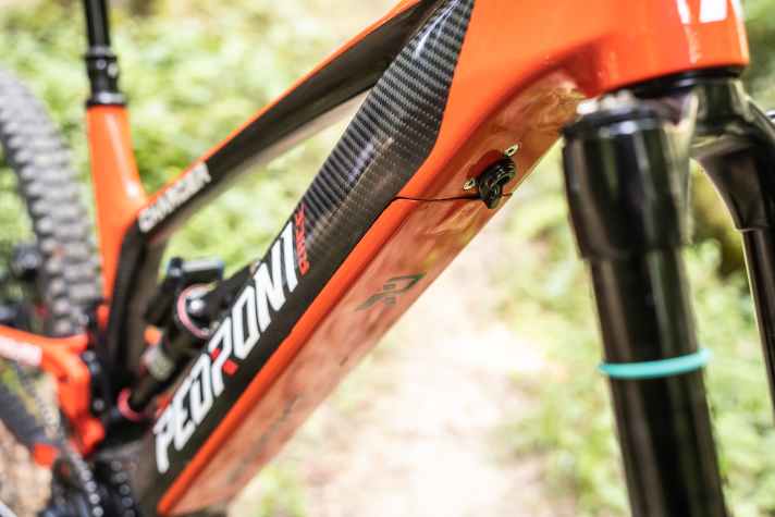 The down tube can hold either 360, 540 or 720 Wh batteries, which can be conveniently removed from the front.